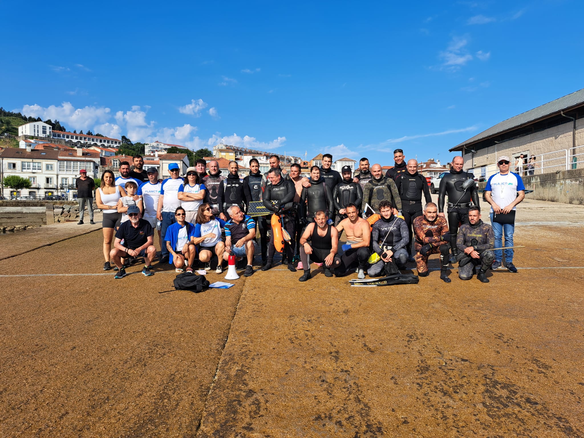 Buceadores voluntarios convocados por Afundación retiran más de una tonelada de basura marina de los fondos de Baiona